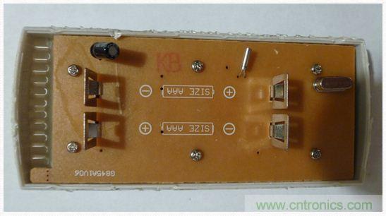 圖4：移開電池后的PCB同一面。