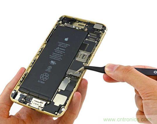 與iPhone 5S相比，電池尺寸更大，電池效率提高了16%。整部手機(jī)看起來就像一件藝術(shù)品，但看不到太多的內(nèi)部構(gòu)造。（來源：iFixit）