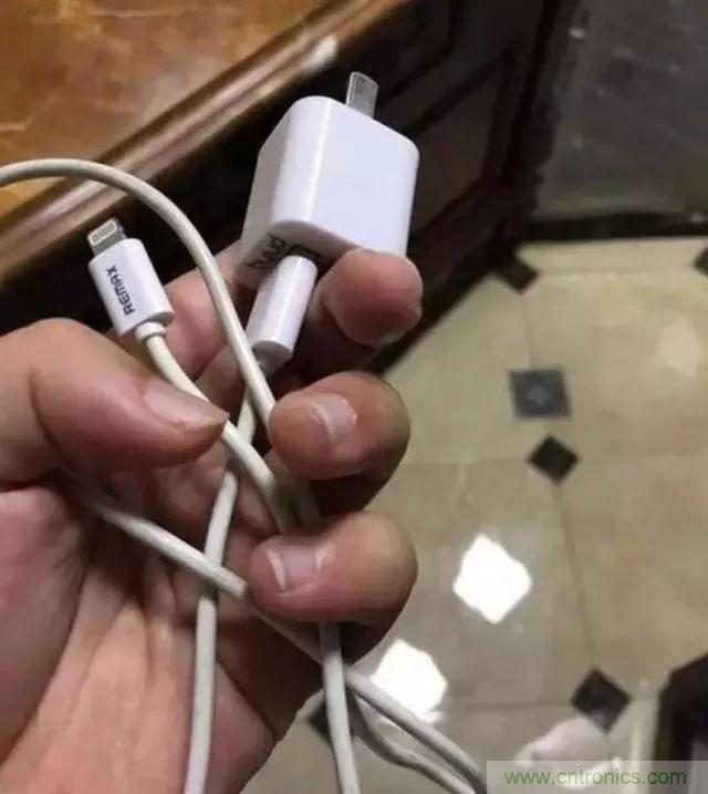 拆了個(gè)電容之后，我的iPhone也會自動訂房了